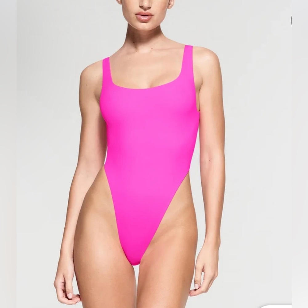 NWT Skims Fits Everybody High Cut Thong Bodysuit Neon Pink size L